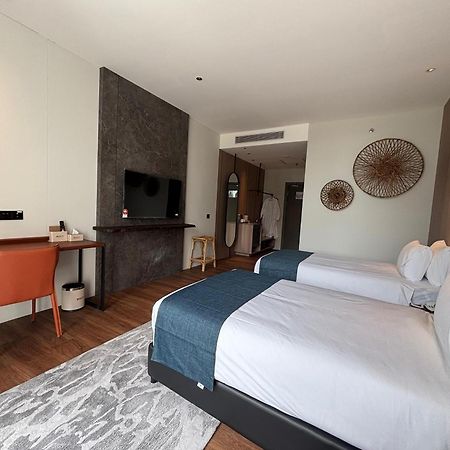 Roxy Beach Resort Sematan Exterior foto