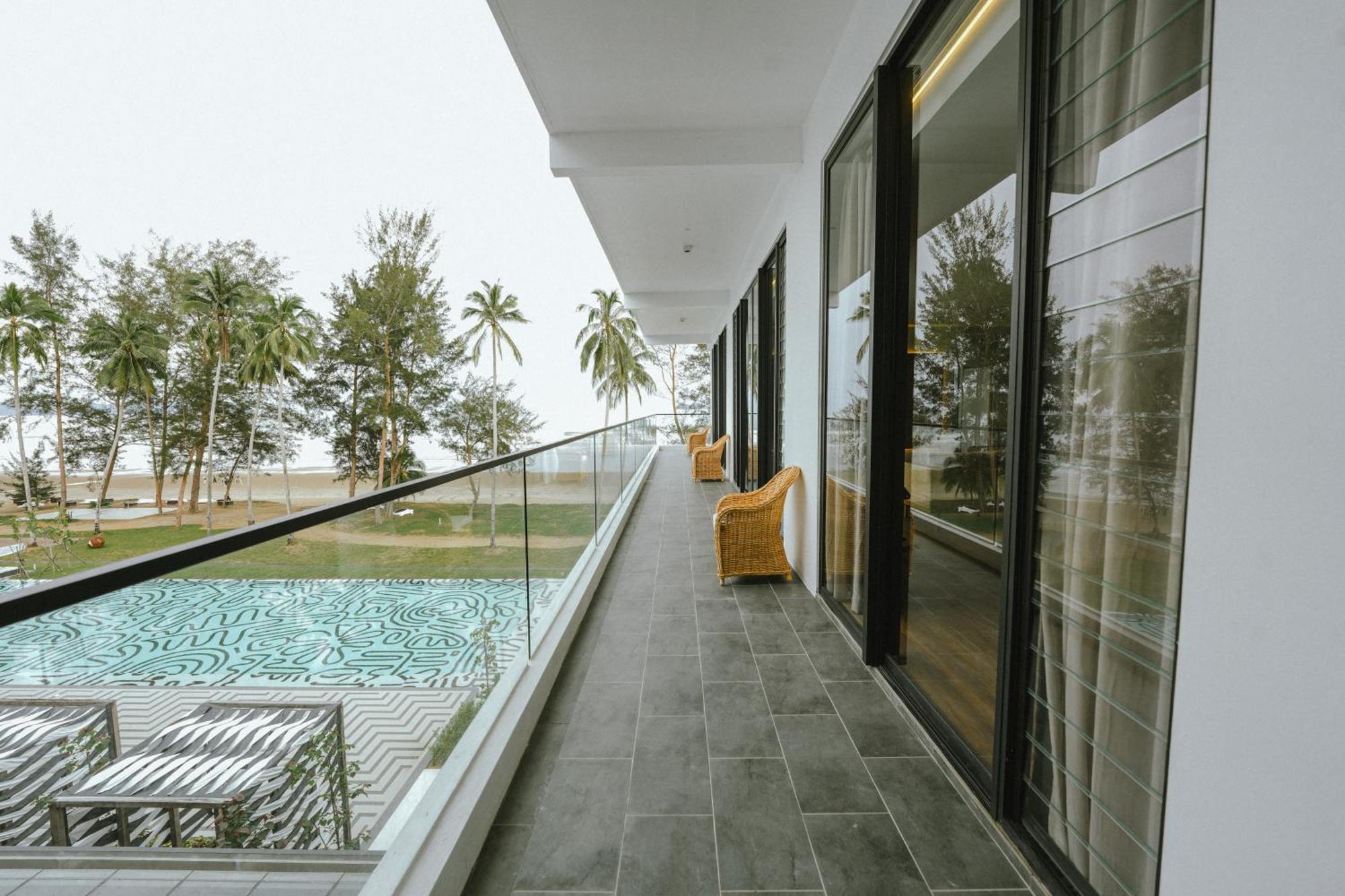 Roxy Beach Resort Sematan Exterior foto