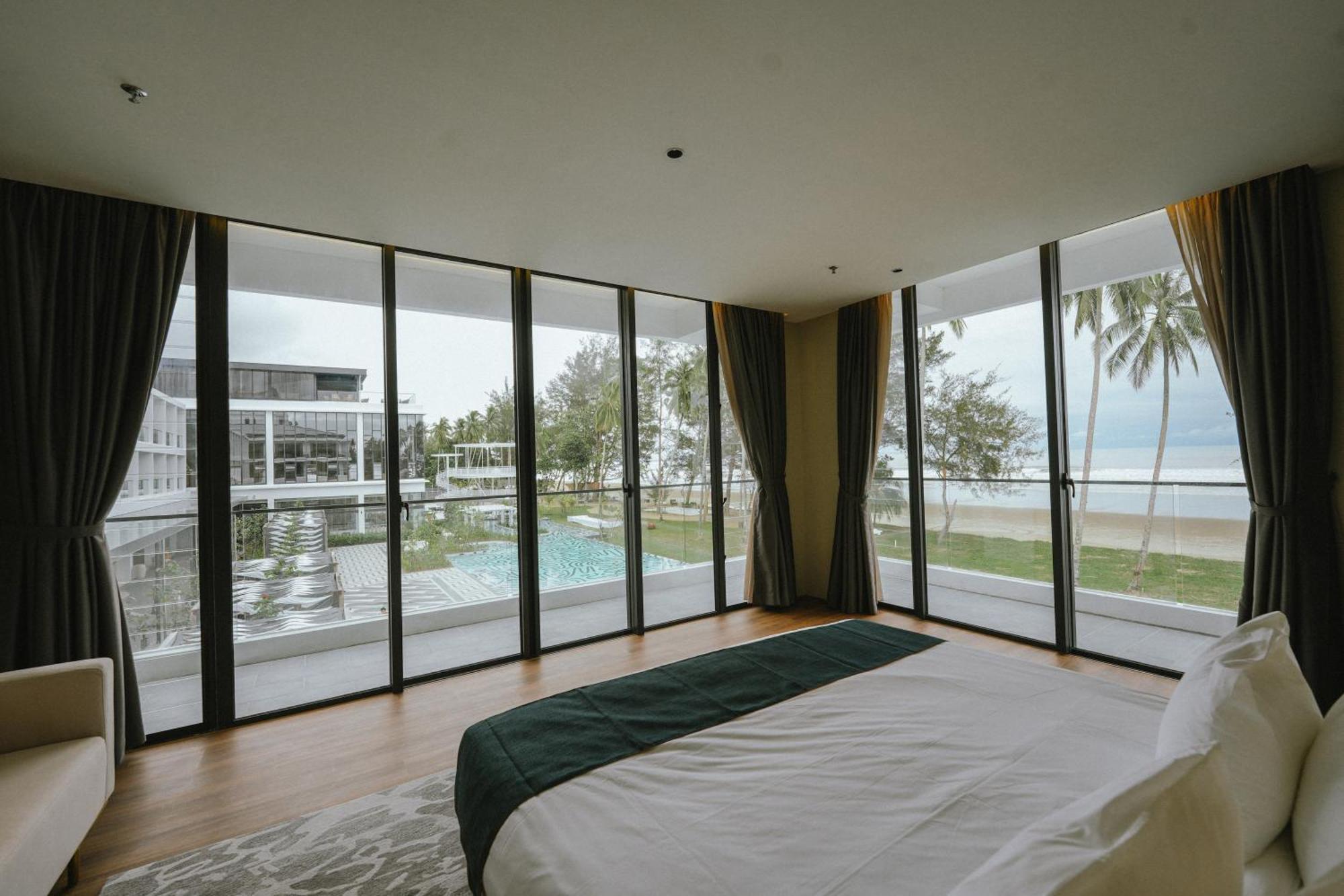 Roxy Beach Resort Sematan Exterior foto