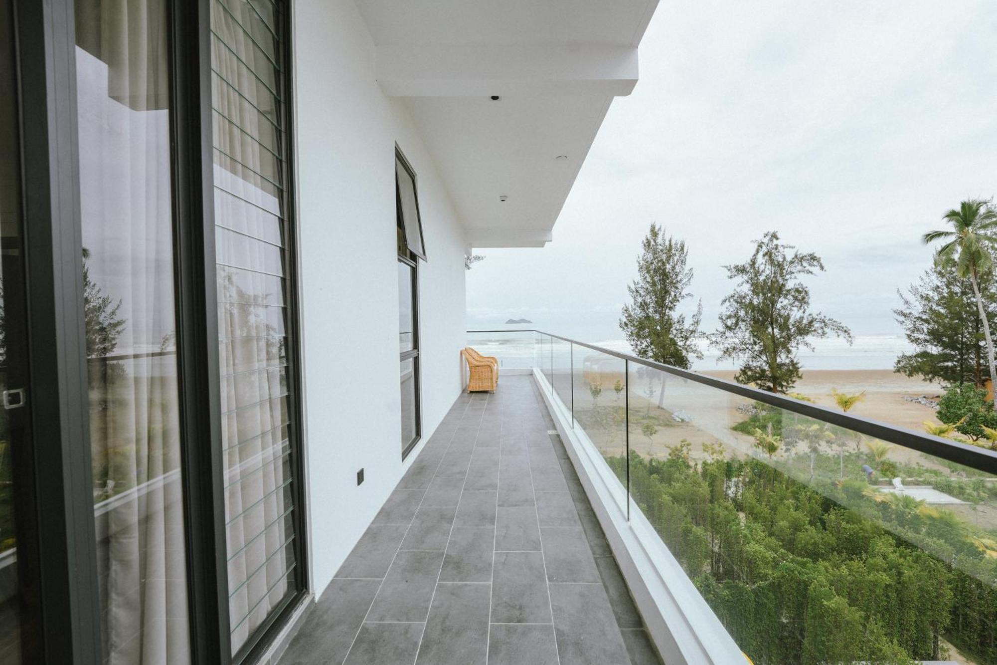 Roxy Beach Resort Sematan Exterior foto