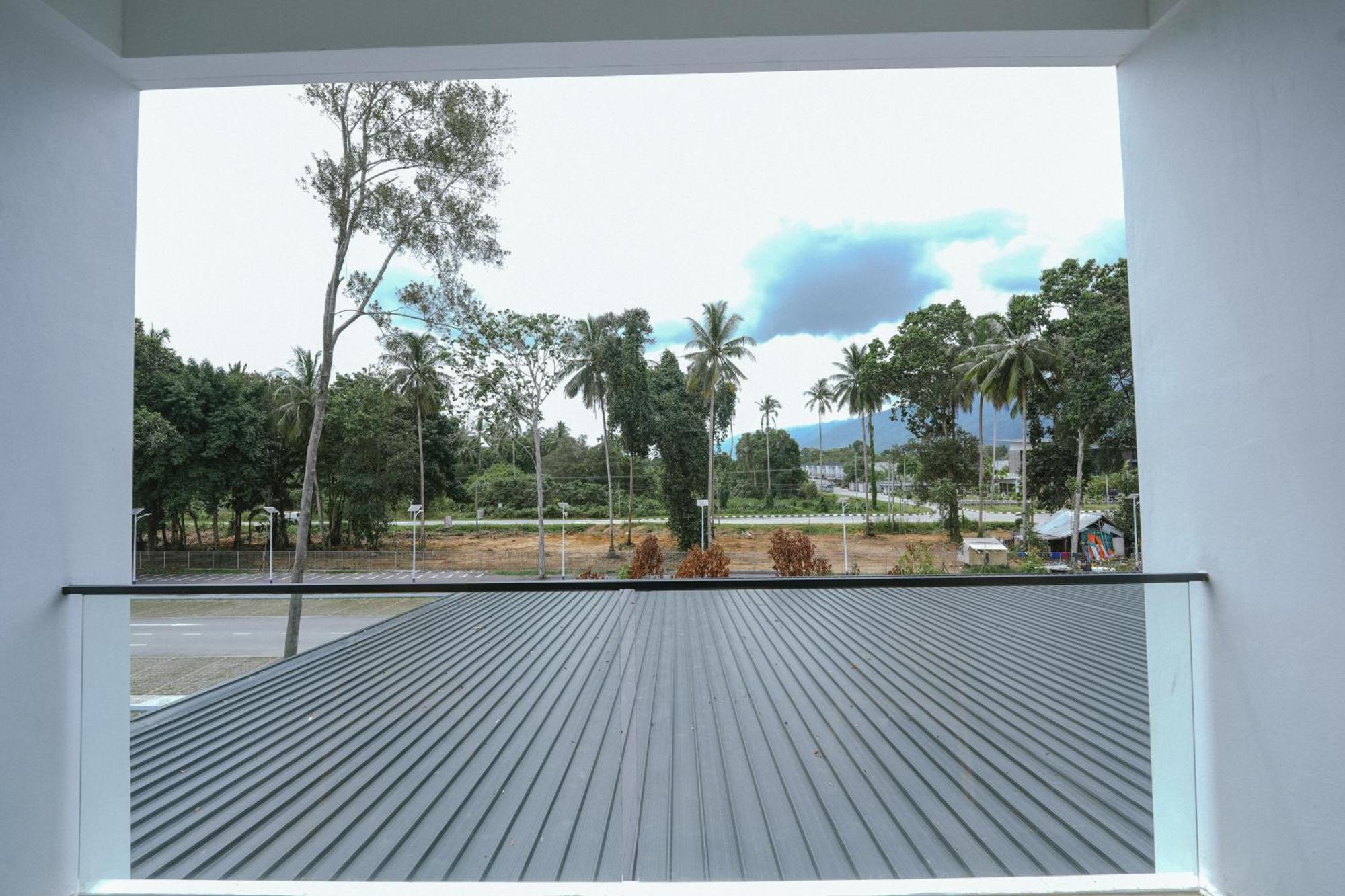 Roxy Beach Resort Sematan Exterior foto